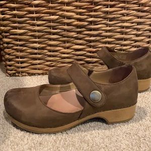 Dansko Beatrice clog womens 9. Slight normal wear/marks use for about 6 months.